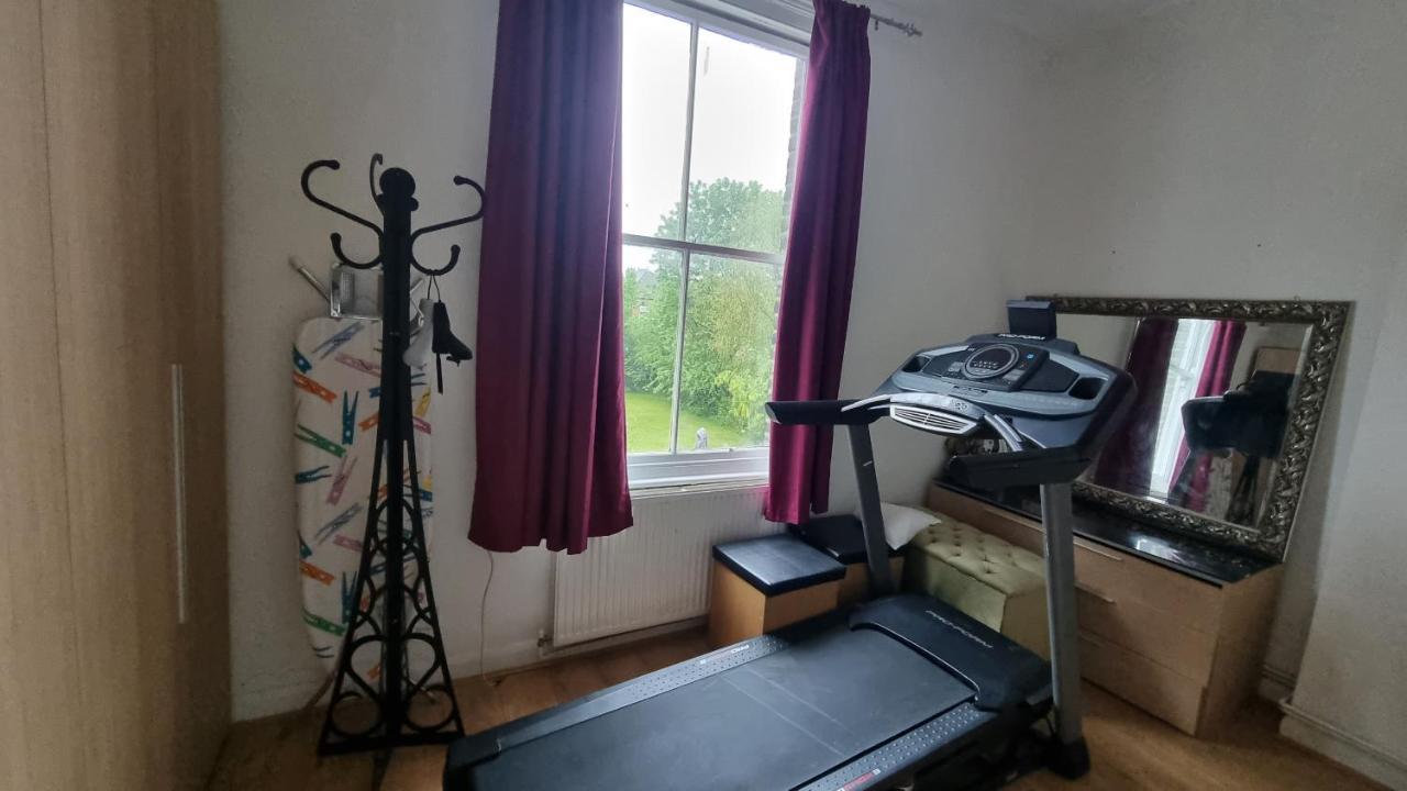 لندن Extra Large One Bedroom Flat With Parking المظهر الخارجي الصورة